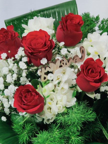 Bouquet con 5 rose rosse e un mazzo di fresie - Fiori e Piante Nada
