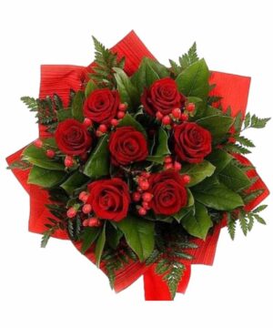 Bouquet rose rosse e hypericum