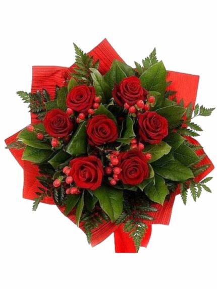 Bouquet rose rosse e hypericum