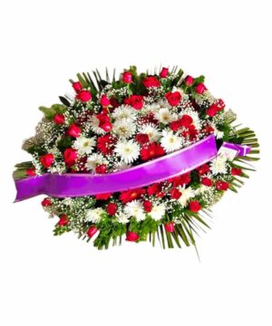 Cuscino funebre composto da gypsophila, gerbere bianche e rose a gambo corto rosse