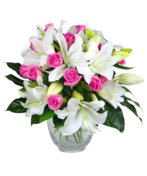 Bouquet di rose fucsia e lilium bianchi