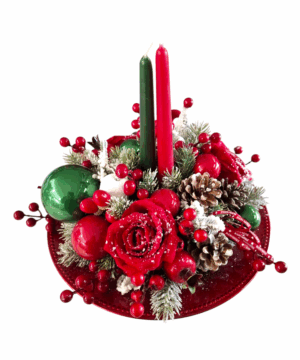 centrotavola natalizio rosso e verde con rose e pigne